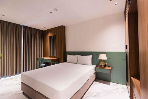 Postel nebo postele na pokoji v ubytování Hoàng Cầu Paradise Hotel by Luxe Hospitaliy