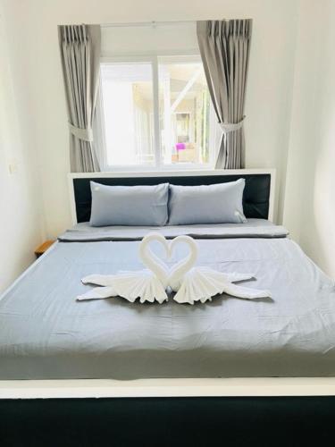 Ein Bett oder Betten in einem Zimmer der Unterkunft Spacious 2 bedroom house in Hin Kong