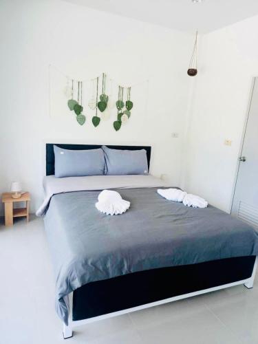 Ein Bett oder Betten in einem Zimmer der Unterkunft Spacious 2 bedroom house in Hin Kong