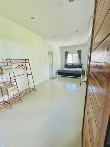 Ein Bett oder Betten in einem Zimmer der Unterkunft Spacious 2 bedroom house in Hin Kong