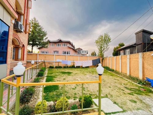 Zahrada ubytování Bashaw Residency Top Rated In Srinagar Only 6 Kms from Srinagar International Airport And Only 5 Kms From Srinagar Railway Station