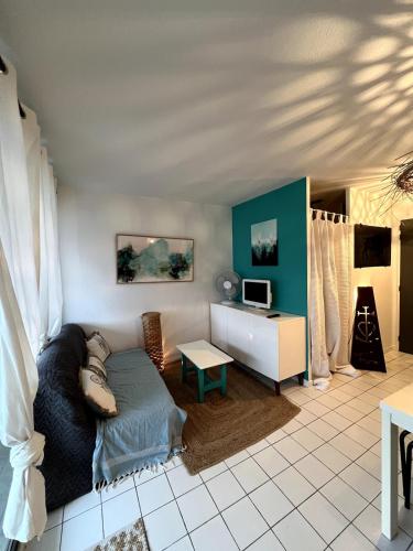 une chambre avec un lit et un bureau dans une pièce dans l'établissement F2 Cabine Terrasse Plage à pied 4 pers LGM, à La Grande Motte