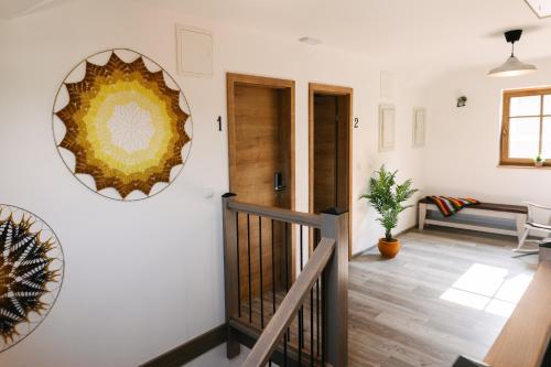 Postel nebo postele na pokoji v ubytování Homestead Lukec Studio Apartments - Archery, BBQ, Escape Room, Kayaking