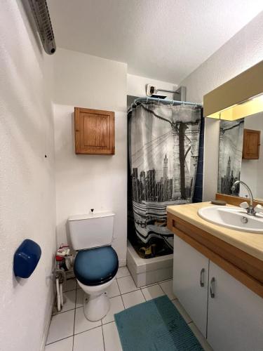 une salle de bain avec toilettes et lavabo dans l'établissement F2 Cabine Terrasse Plage à pied 4 pers LGM, à La Grande Motte