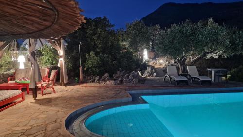 a swimming pool in a yard with chairs and a table at Dome Bally Kampia in Kambiá
