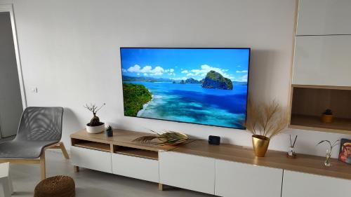 Μια τηλεόραση ή/και κέντρο ψυχαγωγίας στο Van Studio