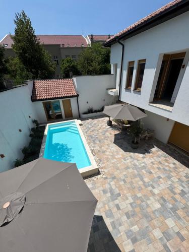 Bazén v ubytování Villa Sevdah - apartments in the city centre, with pool and free parking nebo v jeho okolí