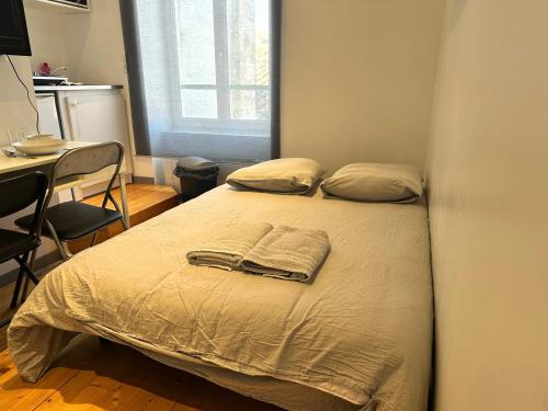 une chambre avec un lit avec deux serviettes dessus dans l'établissement ღ La Capsule - Studio Plein Centre, Vieux Port, à La Rochelle