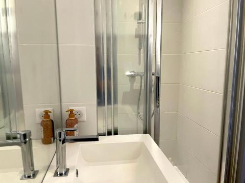 une salle de bain avec un lavabo et une douche dans l'établissement ღ La Capsule - Studio Plein Centre, Vieux Port, à La Rochelle