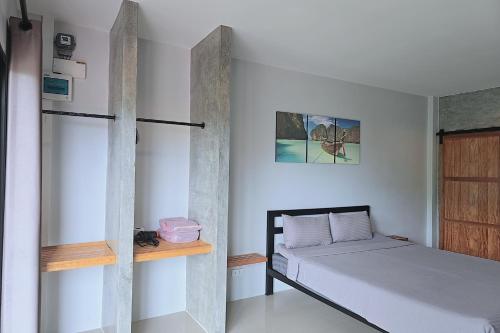 Una cama o camas en una habitación de Aonangstudio