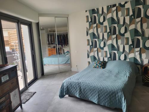 Postel nebo postele na pokoji v ubytování Maison familiale avec piscine calme entre golf et mer