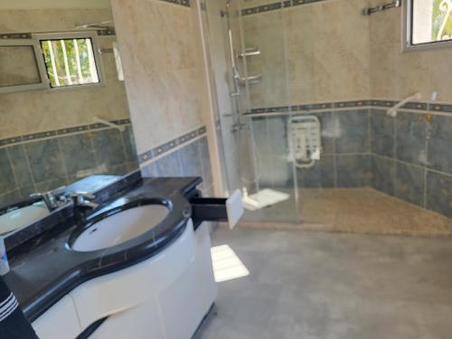 Koupelna v ubytování Maison familiale avec piscine calme entre golf et mer