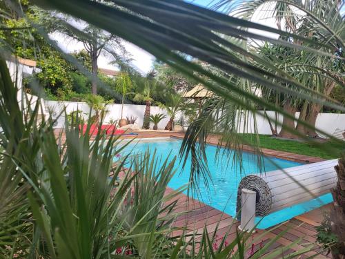 Maison familiale avec piscine calme entre golf et mer