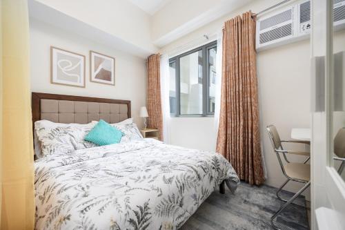 Ένα ή περισσότερα κρεβάτια σε δωμάτιο στο LD Cozy Condo Unit - BE Residences near Cebu IT Park