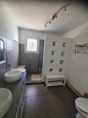 La grande salle de bains est pourvue de 2 lavabos et d'une baignoire. dans l'établissement Villa avec jardin in Provence, à Pernes-les-Fontaines