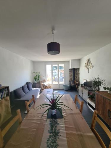 un salon avec une table et un canapé dans l'établissement Villa avec jardin in Provence, à Pernes-les-Fontaines