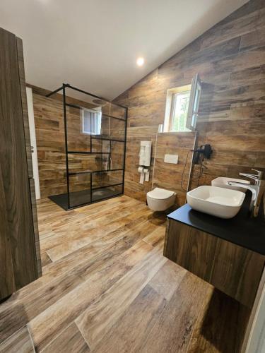 La salle de bains est pourvue d'un lavabo et de 2 toilettes. dans l'établissement Chez Florine - Maison Cosy, à Villemoustaussou