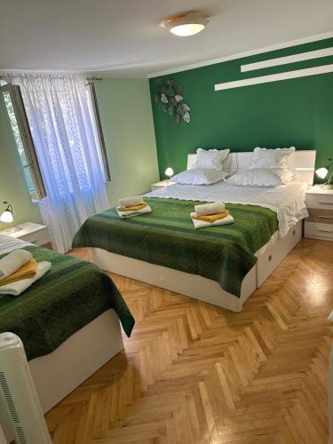 Giường trong phòng chung tại Apartments Ljubica