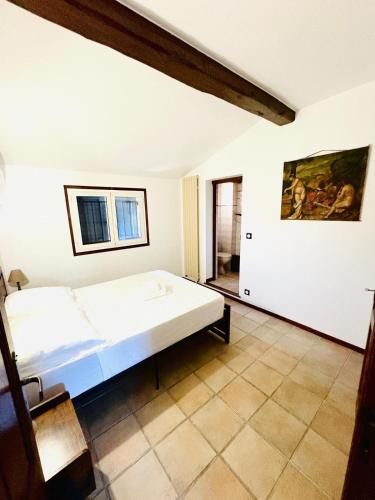 une chambre avec un lit et un tableau au mur dans l'établissement Villa Maya French Riviera, à La Roquette-sur-Siagne