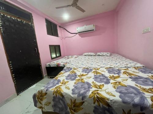 Katil atau katil-katil dalam bilik di Shlok homestay