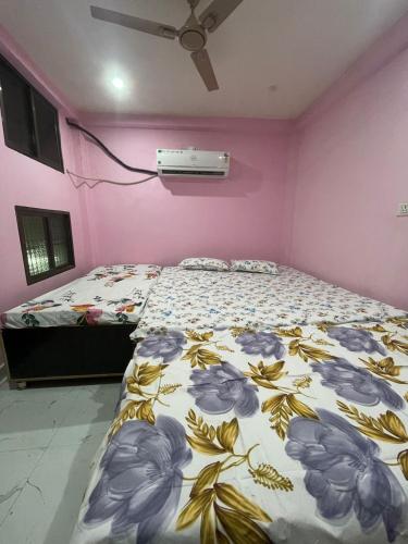 Katil atau katil-katil dalam bilik di Shlok homestay