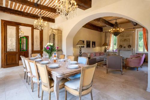 Χώρος καθιστικού στο Bastide of the Rose Comtesse The Art of Intimate Luxury in Provence