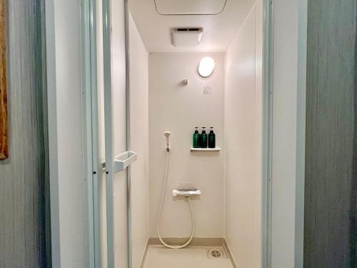 Koupelna v ubytování Kumano Casa Just a 4-minute walk from Kii-Tanabe Station, your private, fully detached rental house on a tranquil property is the perfect base for exploring Tanabe City and Shirahama, from the gateway to the Kumano Kodo!