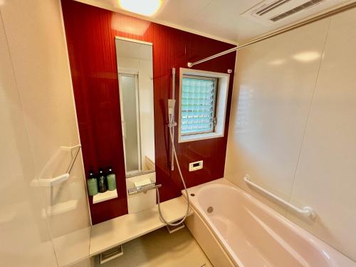 Koupelna v ubytování Kumano Casa Just a 4-minute walk from Kii-Tanabe Station, your private, fully detached rental house on a tranquil property is the perfect base for exploring Tanabe City and Shirahama, from the gateway to the Kumano Kodo!
