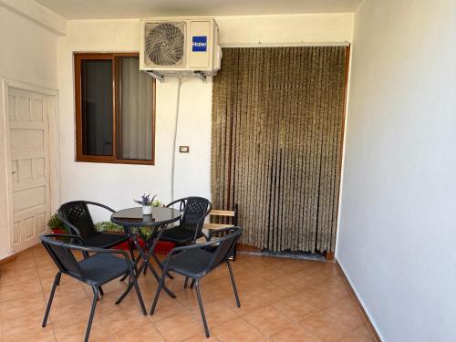 Ruang duduk di Fatjon House