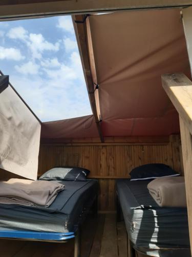 2 lits dans la cabine d'un bateau dans l'établissement Camping Onlycamp Les Grenettes, à La Varenne
