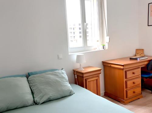 une chambre avec un lit, un bureau et une fenêtre dans l'établissement Lapostolle, proche centre, 3 chambres, 2 salles de bain, à Amiens