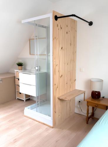 une vitrine dans une chambre avec un bureau dans l'établissement Lapostolle, proche centre, 3 chambres, 2 salles de bain, à Amiens