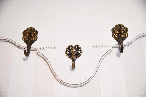 a couple of keys on a shelf on a wall at UKI Puhkeküla in Ranna