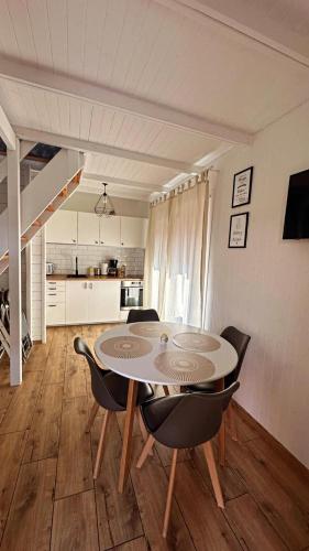 Η κουζίνα ή μικρή κουζίνα στο STEGNA House- Domek letniskowy