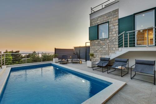 a swimming pool in the backyard of a house at Villa la Perla in Baška Voda
