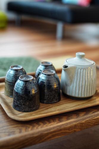 a wooden tray with four blue containers on a table at Tokyo Tsuruga Villaー東京雅鶴 in Tokyo