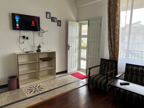 TV a/nebo společenská místnost v ubytování Nasim Cottage