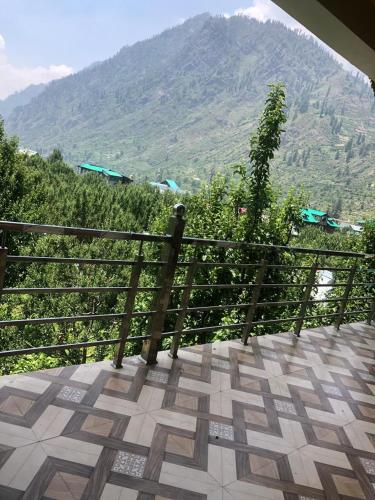 KalghaにあるEvergreen homestay iinの山の景色を望むバルコニー