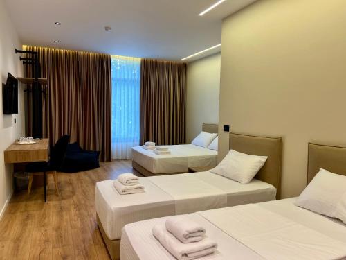 Postel nebo postele na pokoji v ubytování Andi Downtown Deluxe Rooms