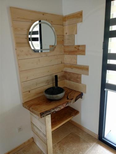 La salle de bains est pourvue d'un mur en bois et d'un lavabo. dans l'établissement Chalet Even, à Xonrupt-Longemer