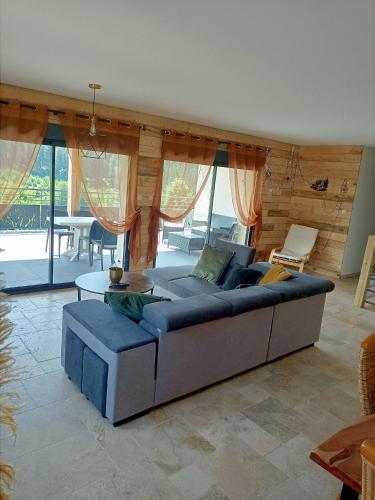 un salon avec un canapé et une table dans l'établissement Chalet Even, à Xonrupt-Longemer