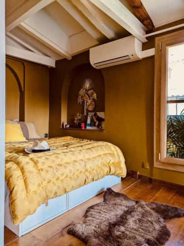 une chambre avec un lit et une fenêtre dans l'établissement Old town, experience out of time, à Nice