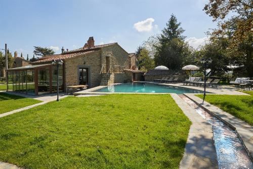 Bazén v ubytování Villa L'Antico Mulino nebo v jeho okolí