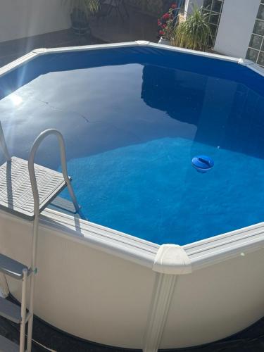 una piscina con una sedia accanto di Apartamentos turísticos ilusiones a Cazalla de la Sierra