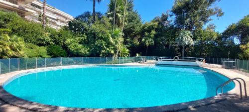 une grande piscine avec de l'eau bleue dans l'établissement Cannes - City Centre - Sea View - Swimmingpool - Parking, à Cannes