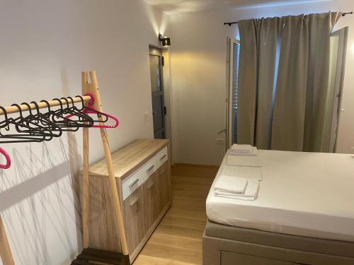 フヴァルにあるVilla Godinovicのベッド1台とクローゼットが備わる小さな客室です。