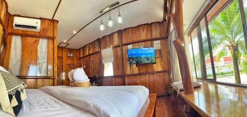 Postel nebo postele na pokoji v ubytování บ้านต้นไม้ The Tree House ณคอนศรี ใกล้วัดเจดีย์ ไอ้ไข่