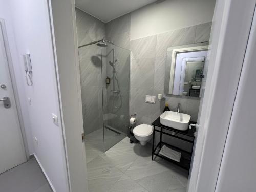 Un baño con ducha, inodoro y lavabo. en Krist Room, en Dhërmi