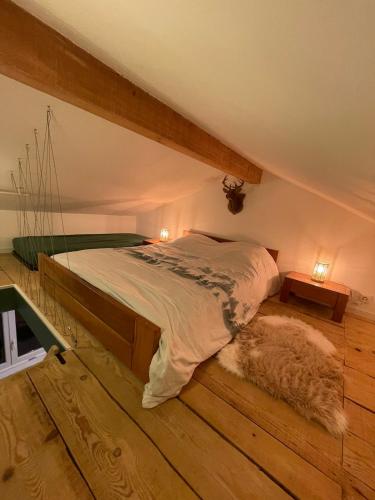 - une chambre mansardée avec un grand lit dans l'établissement Mazot en Abondance, à Vacheresse