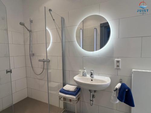 Bilik mandi di Pension Marie Luise 251 - Zimmer Herzmuschel